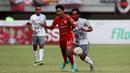 Pemain Persija, Alfriyanto Nico Saputro (kiri), berduel dengan pemain Bali United, Hariono (kanan), dalam lanjutan BRI Liga 1 di Stadion Patriot Candrabhaga, Bekasi. Minggu (15/1/2023). (Bola.com/Arief Bagus)