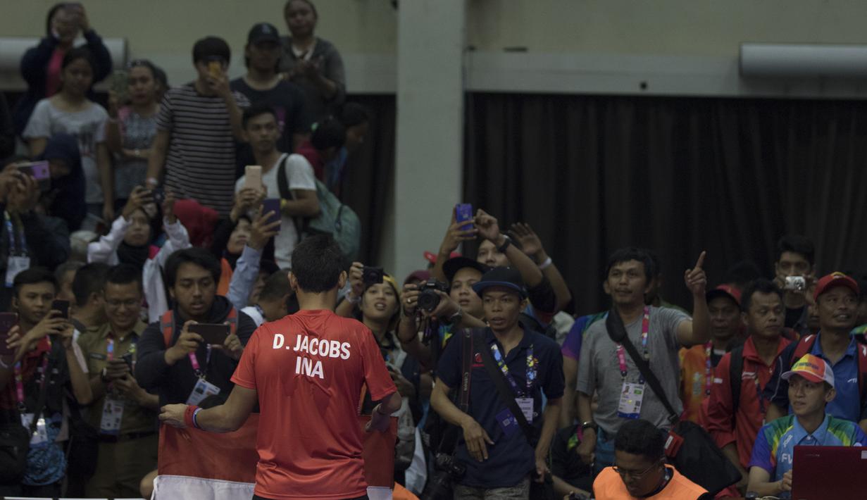 Petenis meja Indonesia, David Jacobs, melakukan selebrasi usai meraih medali emas Asian Para Games cabang tenis meja TT 10 di Ecovention Ancol, Jakarta, Selasa (9/10/2018). (Bola.com/Vitalis Yogi Trisna)