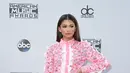 Pink memang menjadi warna favorit bagi sebagian besar wanita, tak terkecuali Zendaya. Memakai gaun pink mini karya desainer Emanuel Ungaro, Zendaya tampil maksimal dengan hiasan bunga 3D di bajunya. (AFP/Bintang.Com)
