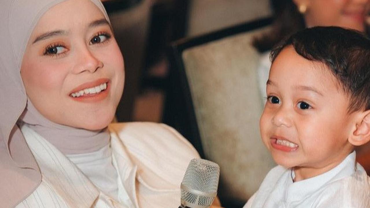 "Terima kasih papa L dan utun, karena sebentar lagi abang L ada adek jadi dikasih hadiahnya yang lebih nyaman dan lebih besar. MasyaAllah, Allah kasih rezeki yang berlimpah, dimudahkan dalam segala hal, dan barokah selalu ya ka @rizkybillar. Amin Allahuma