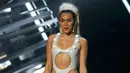 Miley Cyrus saat mengisi acara ajang bergengsi MTV VMA 2015 yang digelar di Microsoft Theatre, Los Angeles, California, AS (30/8/2015). (REUTERS/Mario Anzuoni)