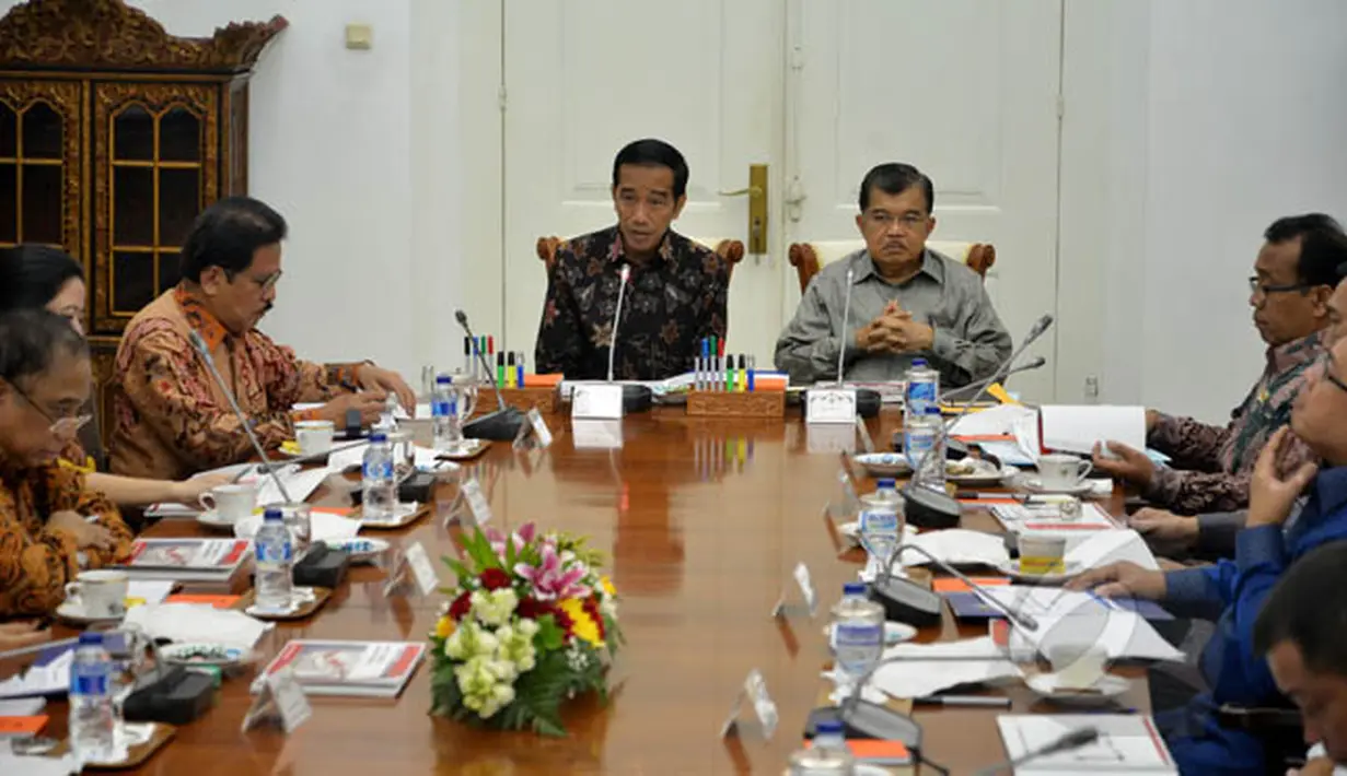 Presiden Joko Widodo (kiri menghadap lensa) bersama Wapres Jusuf Kalla (kanan) memimpin rapat terbatas kabinet di Istana Bogor, Senin (16/2/2015). Rapat tersebut membahas pengembangan pariwisata Indonesia. (Liputan6.com/Faizal Fanani)