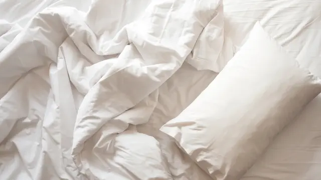 Mencuci Perlengkapan Tidur