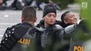 Personil kepolisian dari satuan Brimob beristirahat saat menjaga aksi unjuk rasa yang dilakukan Gerakan Nasional Kedaulatan Rakyat di depan Gedung Bawaslu, Jakarta, Selasa (21/5/2019). Ribuan aparat keamanan gabungan diterjunkan untuk mengamankan jalannya aksi. (Liputan6.com/Helmi Fithriansyah)