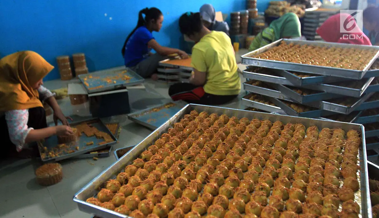 Sejumlah pekerja membuat kue kering di industri rumahan yang berada di kawasan Sidamukti, Depok, Jawa Barat, Senin (4/6). Permintaan kue kering meningkat tajam menjelang Idul Fitri. (Merdeka.com/Arie Basuki)