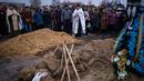 Para pelayat bereaksi di samping jenazah Oleksandr Maksymenko (38) saat pemakamannya di kampung halamannya di Kniazhychi, sebelah timur Kyiv, Ukraina, 13 Februari 2023. Oleksandr Maksymenko, seorang warga sipil yang menjadi sukarelawan di angkatan bersenjata Ukraina, tewas dalam pertempuran di daerah Bakhmut. (AP Photo/Emilio Morenatti)