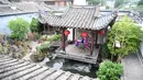 Para staf tampil dalam siaran langsung daring (livestreaming) melalui ponsel di sebuah kawasan sejarah dan budaya di Fuzhou, Provinsi Fujian, China tenggara, (19/5/2020). Tanggal 19 Mei diperingati sebagai Hari Pariwisata China. (Xinhua/Lin Shanchuan)