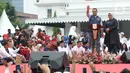 Gubernur DKI Jakarta Anies Baswedan didampingi Istri Fery Farhati menyapa warga saat acara perpisahan di Balai Kota, Jakarta pusat, Minggu (16/10/2022). Pemprov DKI Jakarta bersama relawan menggelar acara perpisahan untuk Gubernur DKI Jakarta Anies Baswedan yang masa jabatannya berakhir tepat hari ini. (Liputan6.com/Herman Zakharia)