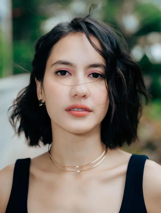 Pevita Pearce tampil lebih fresh dengan rambut pendek poni samping. Ia pun menata rambut pendeknya dengan gaya wave. (@pevpearce)