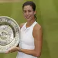 Petenis Spanyol, Garbine Muguruza, mengangkat trofi Wimbledon 2017. Dia mengalahkan Venus Williams 7-5, 6-0, pada final, Sabtu (15/7/2017). (AP Photo/Tim Ireland)