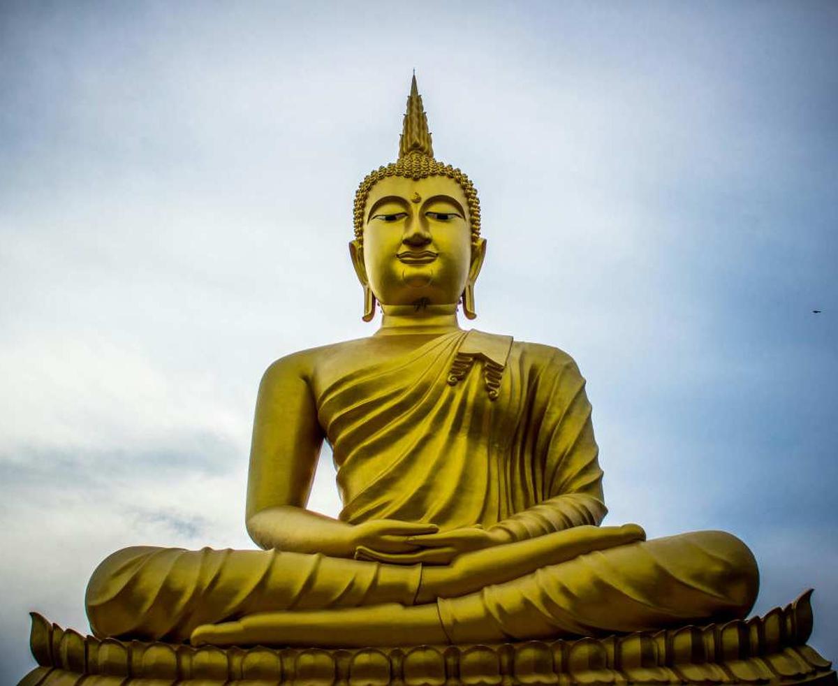 ilustrasi patung buddha