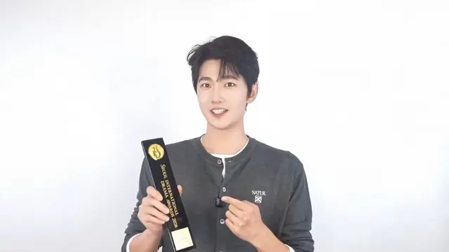 Yang Yang dan penghargaan Outstanding Asian Star (credit: Weibo)