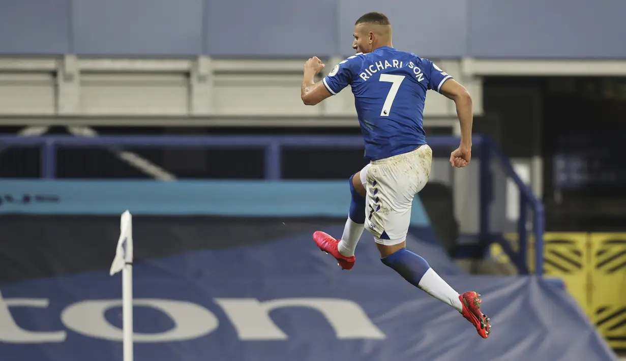 Striker Everton, Richarlison melakukan selebrasi usai mencetak gol ke gawang Southampton dalam laga lanjutan Liga Inggris 2020/21 pekan ke-26 di Goodison Park, Liverpool, Senin (1/3/2021). Everton menang 1-0 atas Southampton. (AP/Clive Brunskill/Pool)