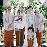 Aurel Hermansyah tampil dengan kebaya encim warna coklat dengan aksen beads dipadukan kain batik coklat serasi dengan kedua putrinya. [@attahalilintar]