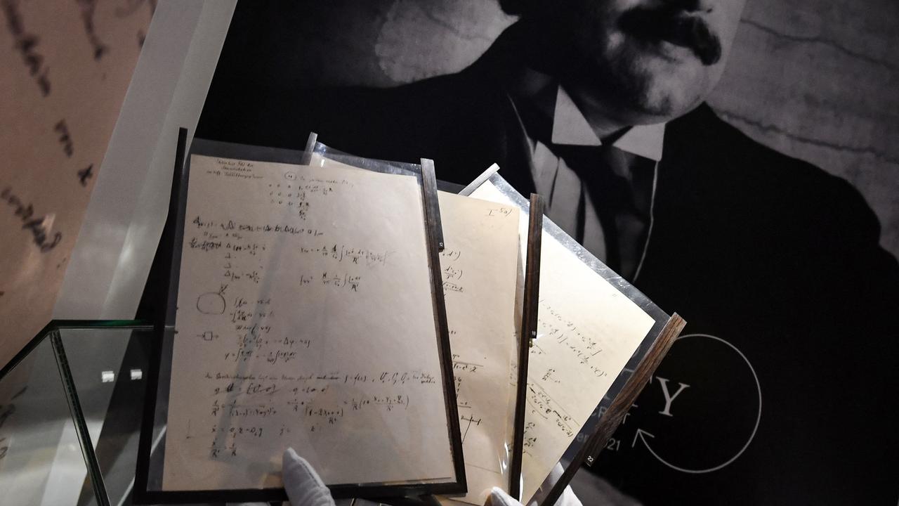 FOTO: Naskah Langka Albert Einstein Dilelang Puluhan Miliar