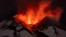 Tepat pada 8 Maret 1669, Gunung Etna mengeluarkan letusan dahsyat. Ketika Etna mulai bergemuruh dan mengeluarkan gas pada 8 Maret 1669, warga terdekat mengabaikan tanda-tanda peringatan akan terjadi letusan yang lebih besar. Benar saja, tiga hari kemudian gunung berapi itu mulai memuntahkan asap beracun dalam jumlah besar. (AP Photo/Etnawalk, Giuseppe Di Stefano)