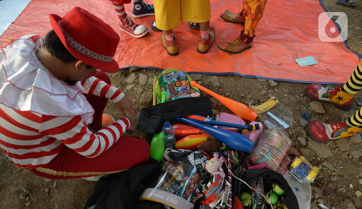 Badut komunitas Aku Badut Indonesia saat menghibur anak-anak di pengungsian korban kebakaran di Jalan Kemang Utara IX, Jakarta Selatan, Rabu (18/8/2021). Dengan memberi hiburan, diharap anak-anak dapat melupakan kesedihan dan keresahan yang mereka alami pascakebakaran. (merdeka.com/Imam Buhori)