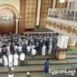 Momen salat jenazah Ameer Azzikra (Sumber: Budy Santoso © KapanLagi.com)