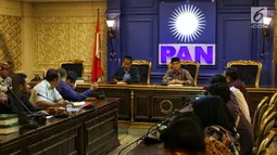 Ketua F-PAN DPR Yandri Susanto (kanan) menerima Gerakan Aliansi Menolak Pertambangan Gunung Gede dan Merdeka Banten di Jakarta, Rabu (20/3). Masyarakat meminta F-PAN menyelesaikan konflik pertambangan di Banten. (Liputan6.com/JohanTallo)