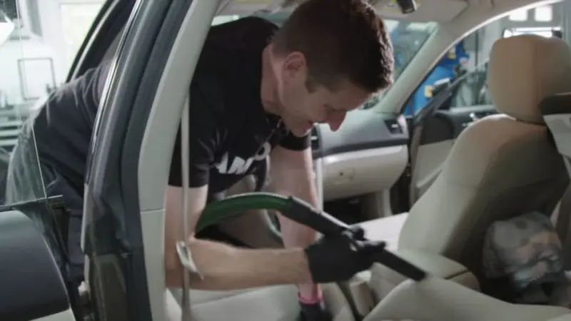 Cara Bersihkan Kabin Mobil