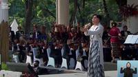 Vidi Aldiano saat menyanyikan Berkibarlah Bendera Negeriku dan Kebyar Kebyar di Upacara HUT RI ke-77 di Istana Merdeka Jakarta pada Rabu (17/8/2022). (Foto: YouTube/Sekretariat Presiden)