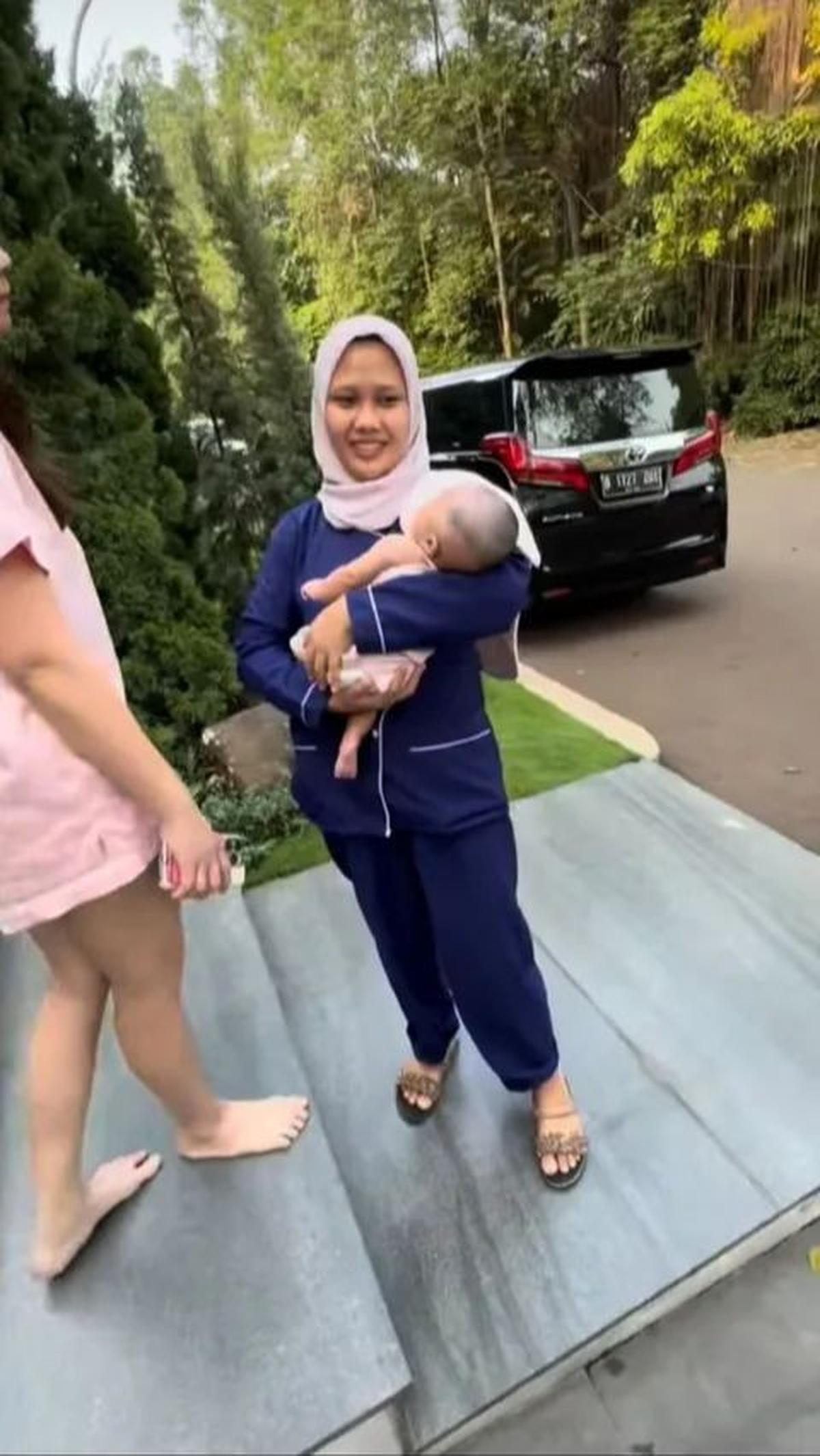 Kini, ia merasakan sendiri pengalaman mengasuh anak Raffi Ahmad dan Nagita Slavina meski hanya sebentar. <br>
