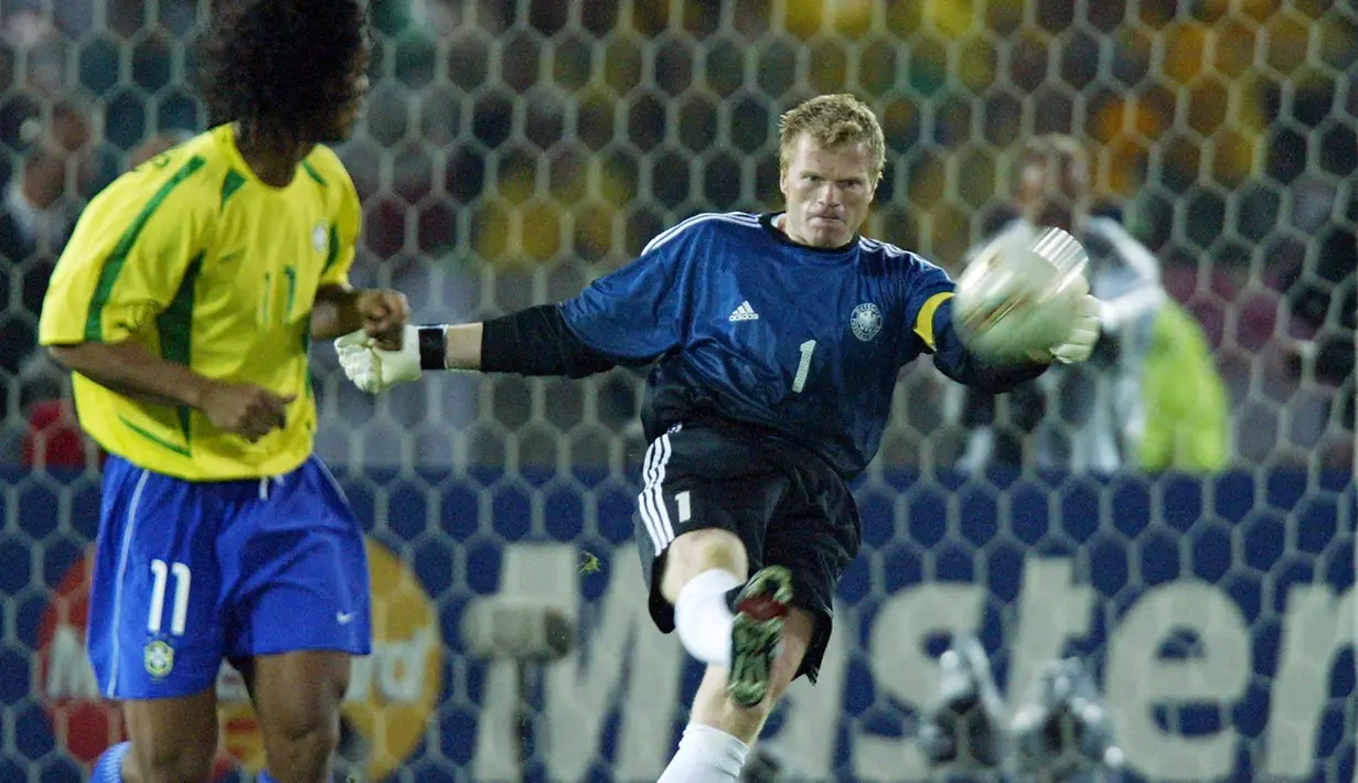 Oliver Kahn. Kiper Timnas Jerman yang terakhir membela Tim Panser pada Piala Dunia 2006 ini menjadi kiper peraih Golden Glove di edisi 2002 saat berlangsung di Jepang dan Korea Selatan. Tampil dalam seluruh 7 laga Jerman di Piala Dunia 2002, ia nyaris membawa Tim Panser meraih trofi Piala Dunia 2002 usai kalah dari Brasil di laga final dengan skor 0-2. Dari 7 laga Jerman berhasil 5 kali menang, 1 kali imbang dan 1 kali kalah di laga final. Oliver Kahn mencetak 5 kali clean sheet dan kebobolan 3 gol dari 7 laga tersebut. (AFP/Toshifumi Kitamura)