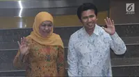 Khofifah Indar Parawansa (kiri) bersama Emil Elistyanto Dardak melambaikan tangan usai menerima surat rekomendasi Cagub dan Cawagub Jawa Timur pada Pilkada 2018 dari Partai Golkar di Jakarta, Rabu (22/11). (Liputan6.com/Helmi Fithriansyah)