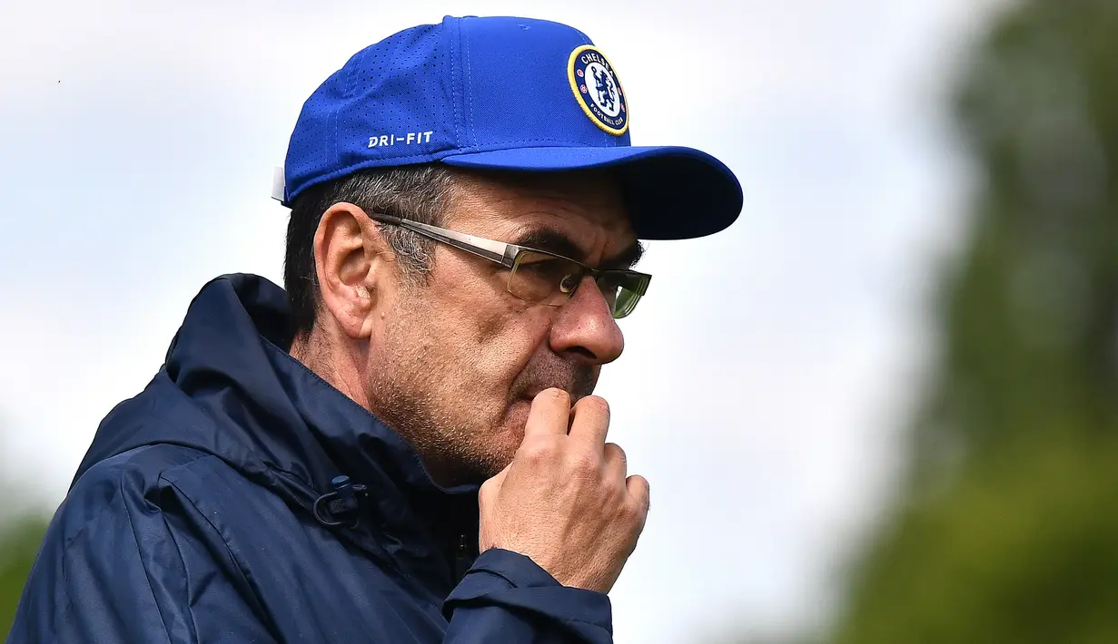 Pelatih Chelsea, Maurizio Sarri melihat pemainnya berlatih di Chelsea Training Ground, di Cobham, Surrey (22/5/2019). Chelsea akan bertanding melawan Arsenal pada babak Final Liga Europa pada 29  Mei di Baki Olimpiya Stadionu. (AFP Photo/Ben Stansall)