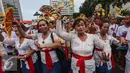 Sejumlah ibu-ibu mengenakan pakaian adat Bali ikut meramaikan aksi Kita Indonesia di kawasan Bundaran HI, Jakarta, Minggu (04/12). Aksi Kita Indonesia di meriahkan banyak atraksi dan penampilan budaya dari berbagai daerah. (Liputan6.com/Fery Pradolo)