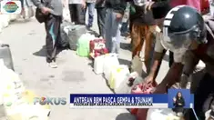 Sambil membawa jeriken, warga mengantre untuk mendapatkan bahan bakar minyak di SPBU yang berada di Jalan Mohamad Yamin, Palu.