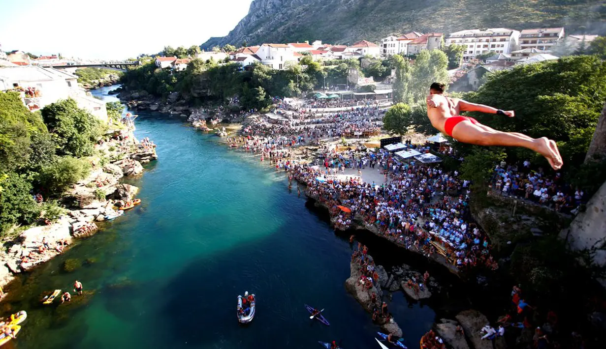 Seorang atlet meloncat dari Old Bridge dalam lomba loncat indah tradisional ke-450 di Mostar, Bosnia Herzegovina, (31/7/2016). (Reuters/Dado Ruvic)