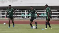 Pemain Timnas Indonesia, Beto Goncalves, mengontrol bola saat berlatih di Stadion Pakansari, Bogor, Sabtu (24/8). Latihan ini merupakan persiapan jelang laga kualifikasi Piala Dunia 2020. (Bola.com/Yoppy Renato)
