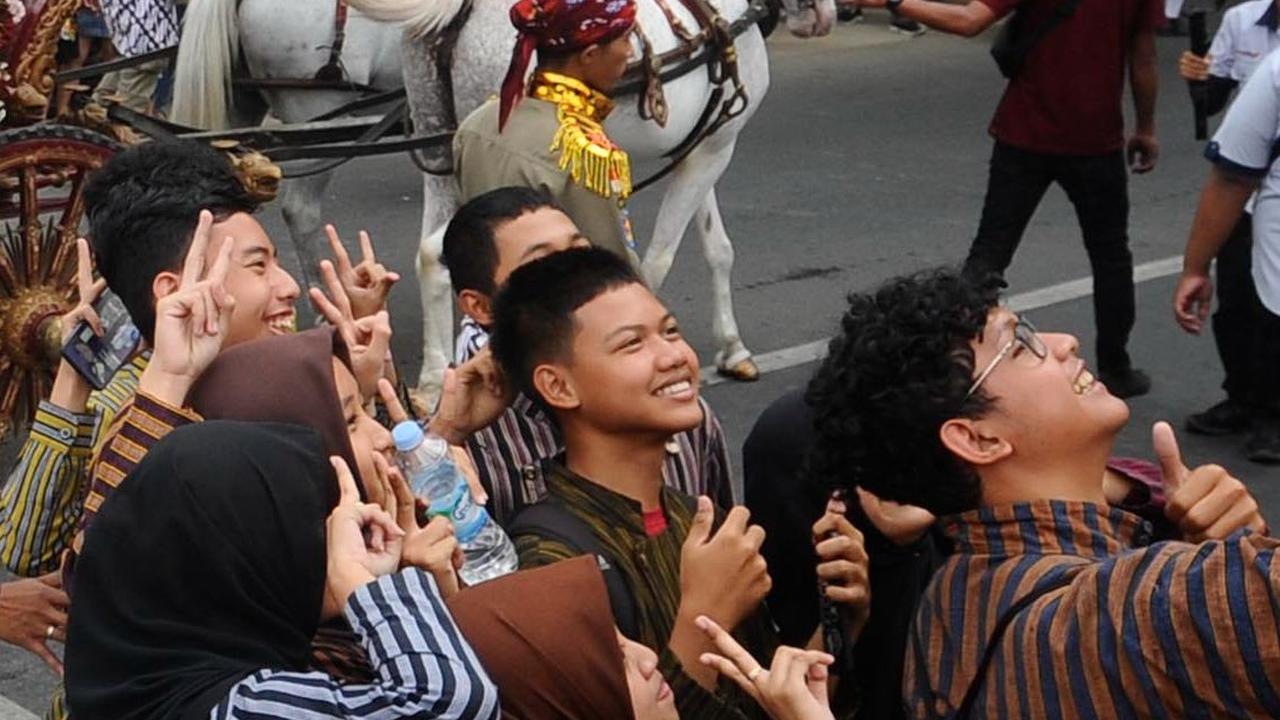 Antusiasme mereka juga terlihat saat mengambil foto selfie di depan pawai Kirab Pusaka di Kota Trenggalek.