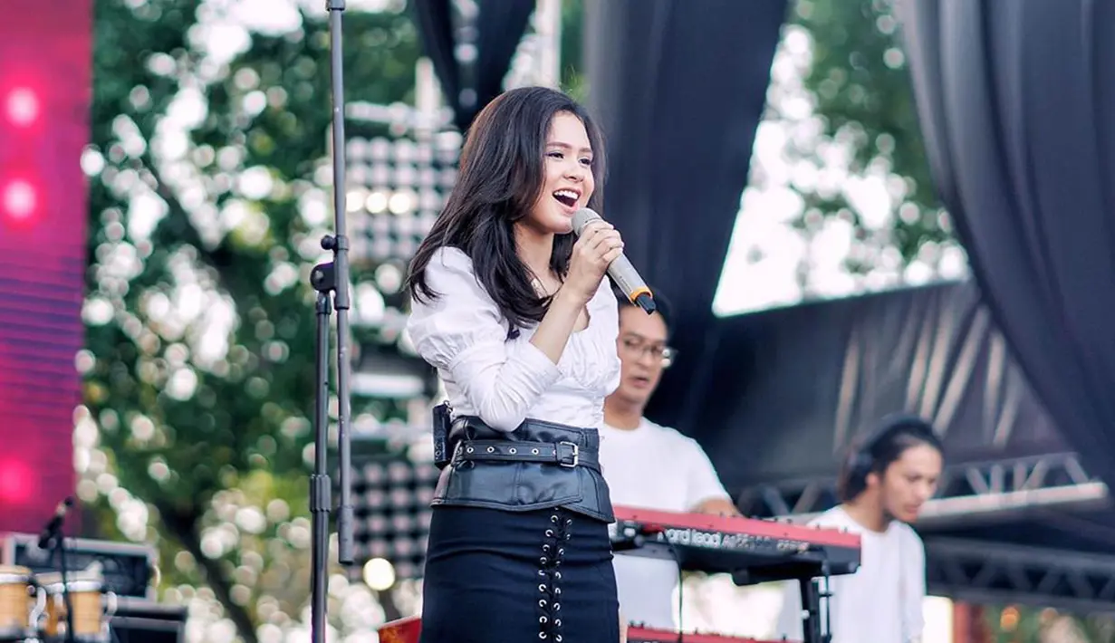 Meski tidak menjadi pemenang The Voice, gadis kelahiran 2000 ini pun mendapat tawaran manggung di berbagai acara. (Liputan6.com/IG/@maiiizura)