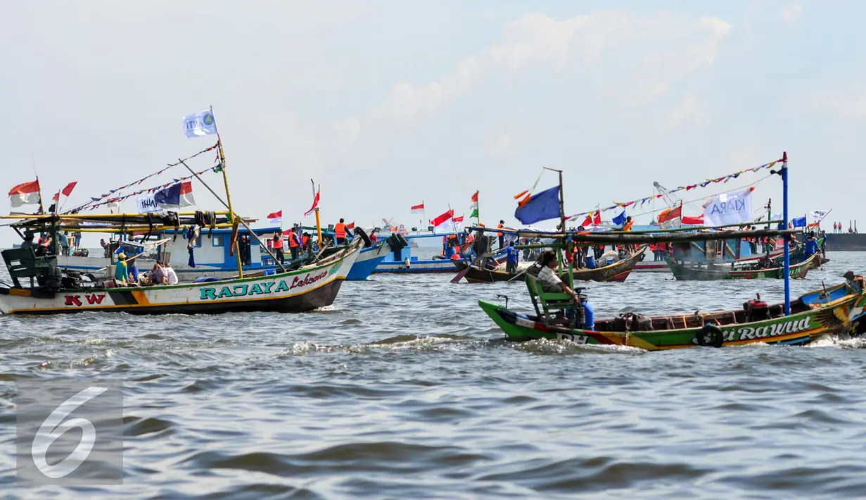 Perahu nelayan Muara Angke saat beriringan menuju Pulau G hasil Reklamasi Teluk Jakarta, Minggu (17/4/2016). Nelayan Muara Angke menolak reklamasi karena dianggap merugikan nasib para nelayan. (Liputan6.com/Yoppy Renato)