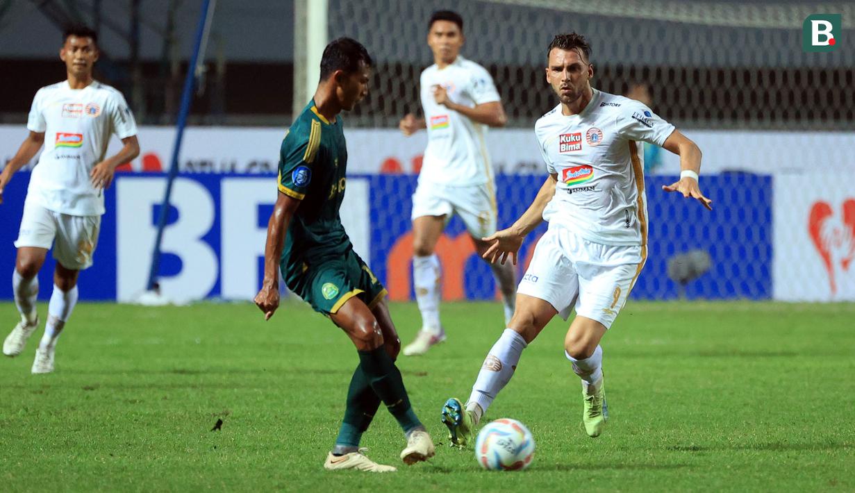 Pemain Persija Jakarta, Marko Simic (kanan) berusaha merebut bola dari pemain Persikabo 1973, Didik Wahyu pada laga pekan kedua BRI Liga 1 2023/2024 di Stadion Pakansari, Cibinong, Bogor, Minggu (9/7/2023). (Bola.com/M Iqbal Ichsan)