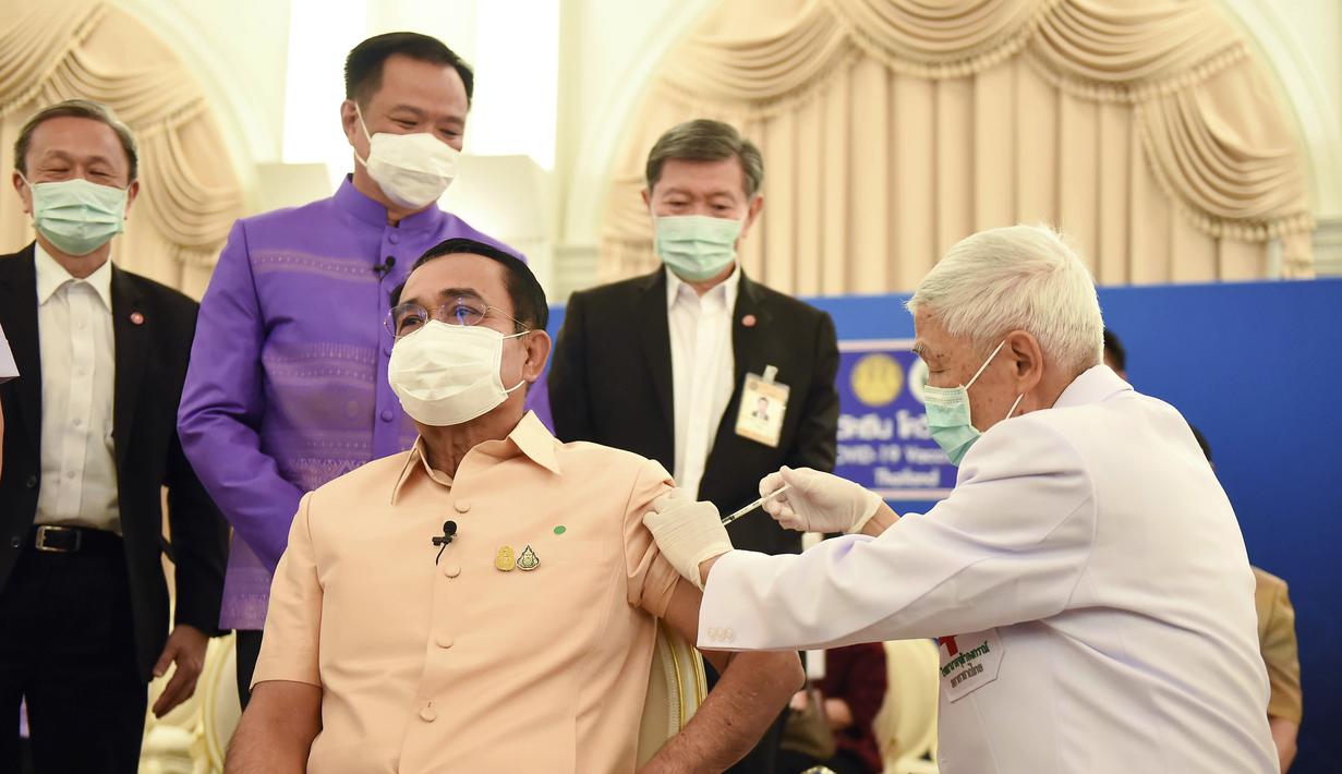 PM Thailand Prayuth Chan-ocha menerima tahap pertama vaksin Covid-19 AstraZeneca di Gedung Pemerintahan di Bangkok, Thailand (16/3/2021). Sebelumnya, Prayuth dan anggota kabinet lainnya telah dijadwalkan untuk mendapatkan suntikan pada Jumat (12/3). (Government Spokesman Office via AP)