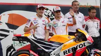 Marc Marquez dan Dani Pedrosa menghadiri peluncuran tim MotoGP Repsol Honda 2016 di Sirkuit Sentul, Bogor, Minggu (14/2/2016). (Bola.com/Nicklas Hanoatubun)
