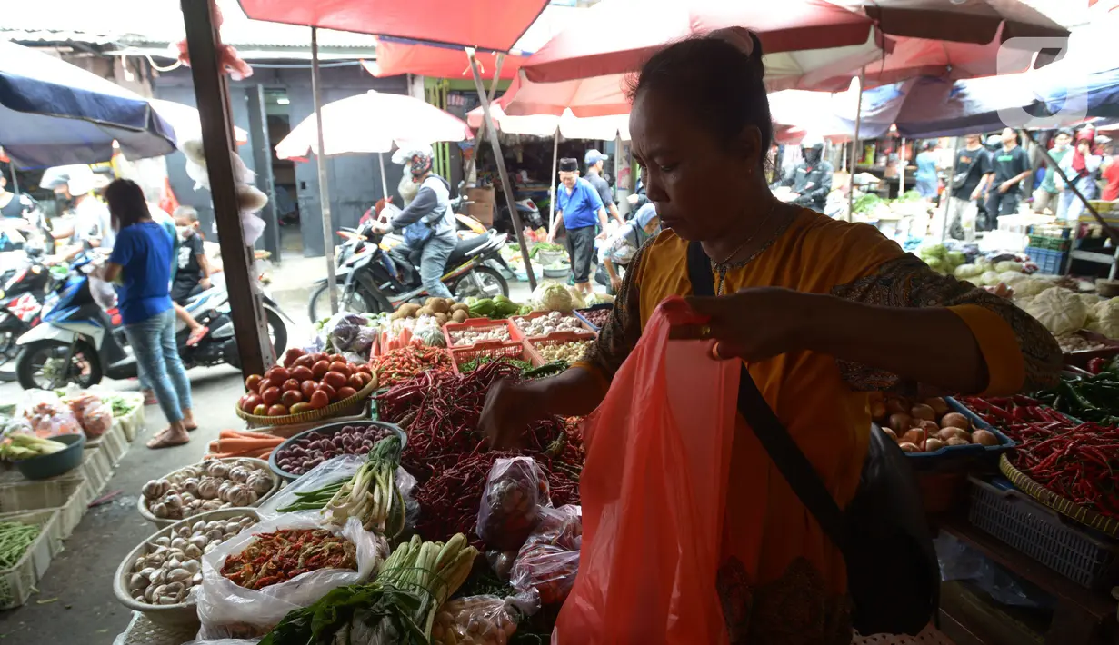 Aktivitas pedagang di pasar tradisoonal Kebayoran, Jakarta, Rabu (3/11/2021). Meskipun pemerintah sudah menurunkan level 1 masa PPKM berskala mikro pedagang mengatakan masih resah karena menurunnya pendapatan harian ditambah sejumlah bahan pokok mengalami kenaikan. (merdeka.com/Imam Buhori)