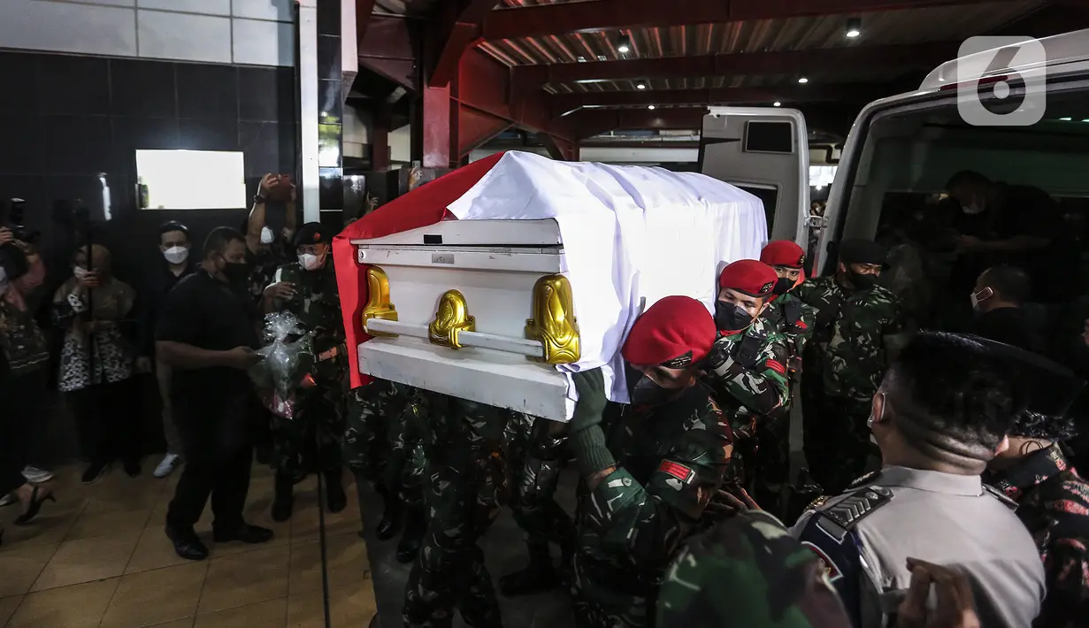Tentara membawa jenazah Menpan RB Tjahjo Kumolo menuju mobil ambulans saat upacara prosesi persemayaman dan pelepasan di Kantor Kemenpan RB Sudirman, Jakarta Selatan, Jumat (1/7/2022). Sebelumnya, Tjahjo Kumolo memang diketahui tengah menjalani perawatan intensif dalam beberapa hari terakhir. (Liputan6.com/Johan Tallo)