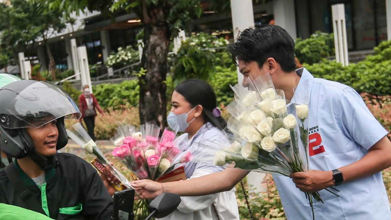 Selain itu, aksi pembagian bunga dan coklat ini juga sebagai momen Hari Valentine. Foto: Liputan6.com / Angga Yuniar