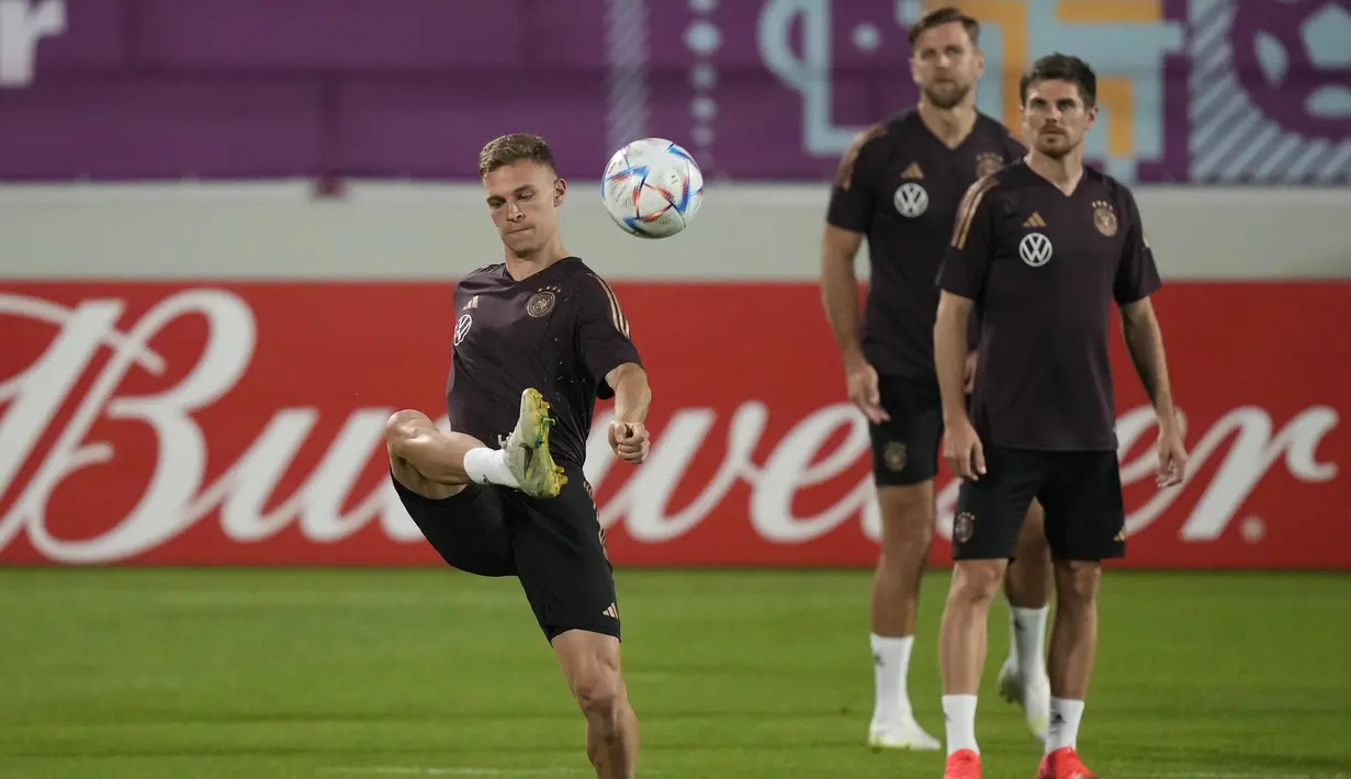 Bek Jerman, Joshua Kimmich menendang bola di samping Jonas Hofmann dan Niclas Fuellkrug saat sesi latihan di stadion Al-Shamal di Al-Ruwais, Qatar, Selasa, 29 November 2022. Jerman berada dalam posisi terdesak di klasemen grup dengan koleksi hanya satu poin dari 2 pertandingan hasil kalah atas Jepang dan imbang melawan Spanyol. (AP Photo/Matthias Schrader)