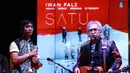Ditemui di Foundry 8, SCBD, Sudirman, Jakarta Selatan, Selasa malam (8/12/2015), Iwan Fals mengungkap jika pembuatan album ini tidaklah mudah. Ia juga menyebutkan konsepnya yaitu Bhinneka Tunggal Ika. (Deki Prayoga/Bintang.com)