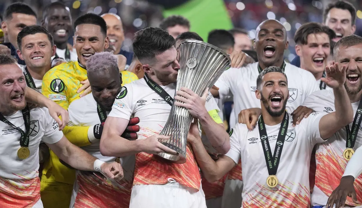 <p>Sementara itu, Fiorentina harus puas dengan posisi runner-up. (AP Photo/Darko Bandic)</p>
