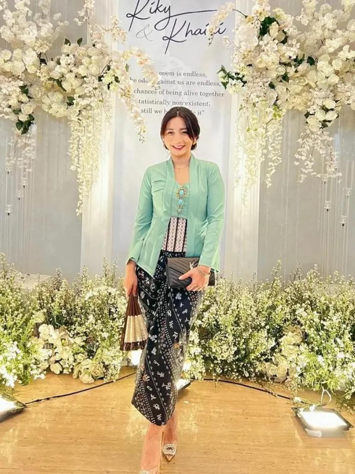 Inspirasi Kebaya Kutubaru Sederhana, Gaya Elegan Aaliyah Massaid hingga Amel Carla
