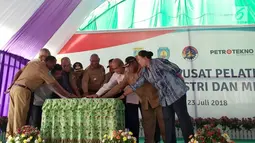 Gubernur Papua Barat Dominggus Mandacan, Kepala SKK Migas Amien Sunaryadi dan perangkat daerah meresmikan Pusat Pelatihan Teknik Industri dan Migas Teluk Bintuni (P2TIM-TB) di Kampung Deimes, Bintuni Timur, Papua Barat (23/7). (Liputan6.com/Pool/Febri)