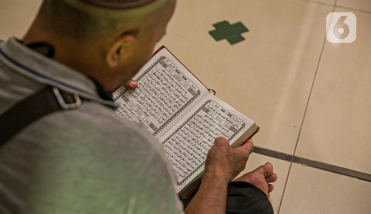 Jemaah membaca Al-Quran di Masjid At- Taqwa, Jakarta, Rabu (14/4/2021). Bulan Ramadhan umat muslim banyak menghabiskan waktu untuk tadarus Al Quran baik siang hari dan malam hari. (Liputan6.com/Faizal Fanani)