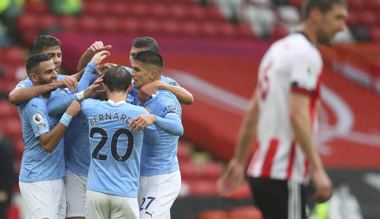 Pemain Manchester City merayakan gol yang dicetak Kyle Walker ke gawang Sheffield United pada laga lanjutan Liga Inggris di Stadion Bramall Lane, Sabtu (31/10/2020) malam WIB. Manchester City menang 1-0 atas Sheffield. (Cath Ivill/Pool via AP)