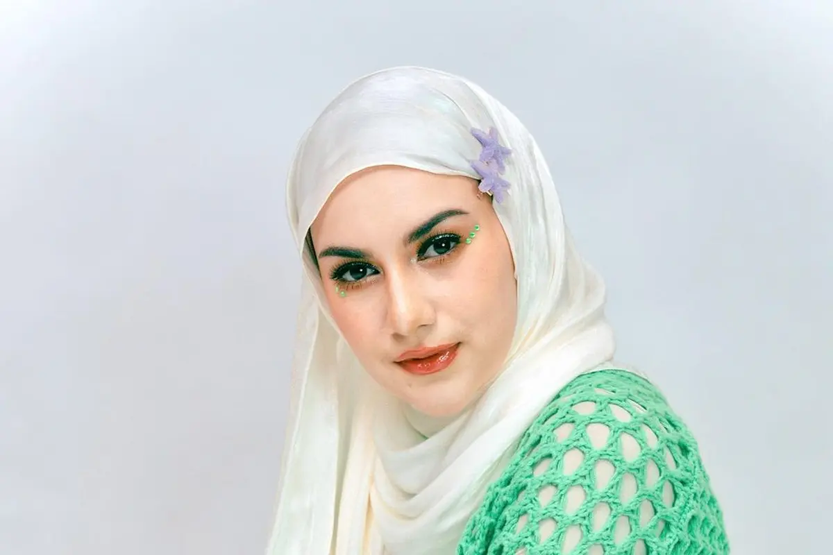 6 Inspirasi Outfit Warna Cerah ala Irish Bella, Selalu Menawan